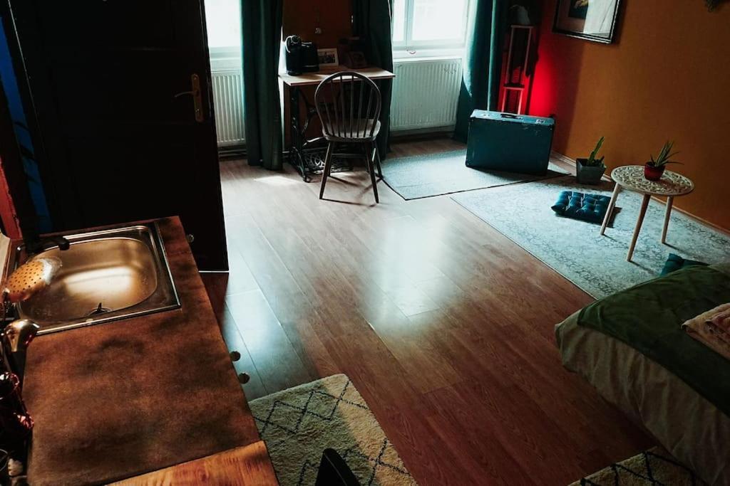 Sahara studio with shared bathroom in city centre view 4