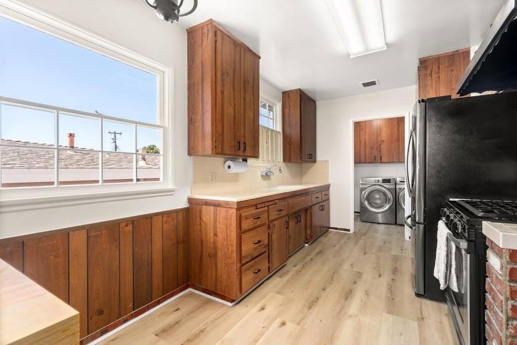 West LA's Best Family or Group Rental Oasis! Beaches/SoFi/LAX/Firepit/BBQ/and More!