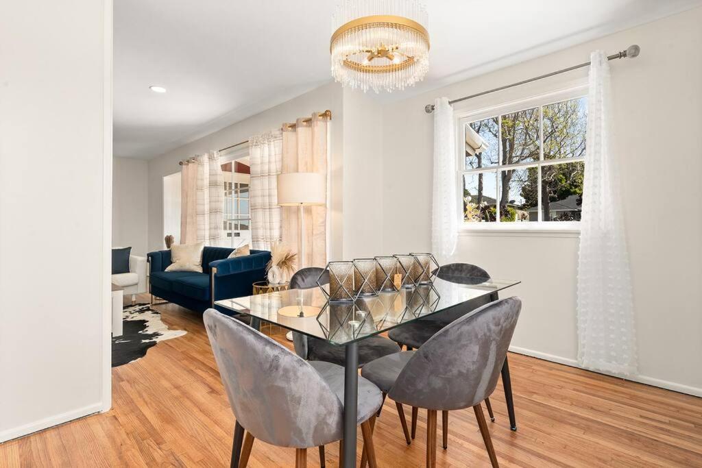 West LA's Best Family or Group Rental Oasis! Beaches/SoFi/LAX/Firepit/BBQ/and More!
