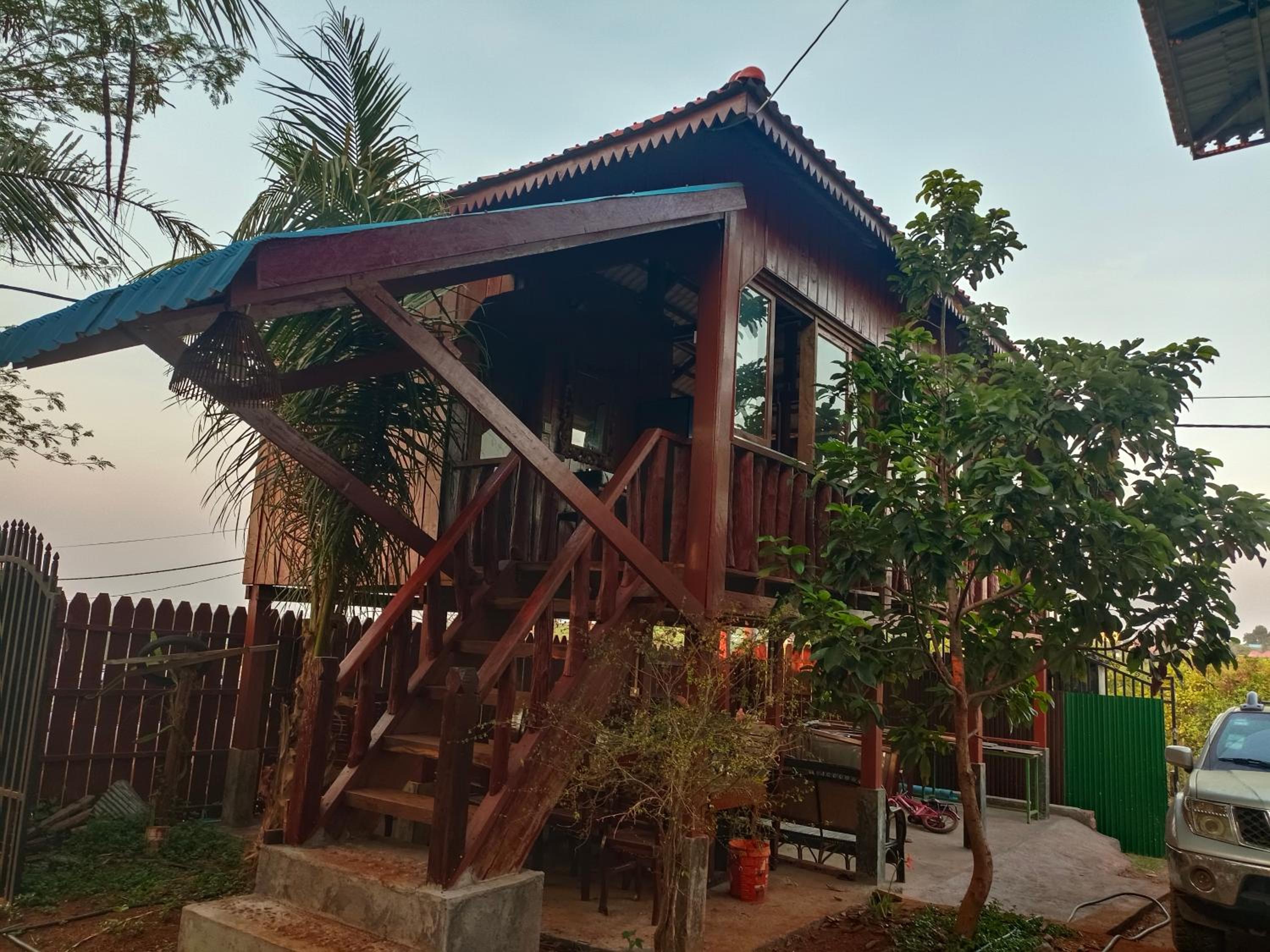 Banlung Hill Top House &Trekking