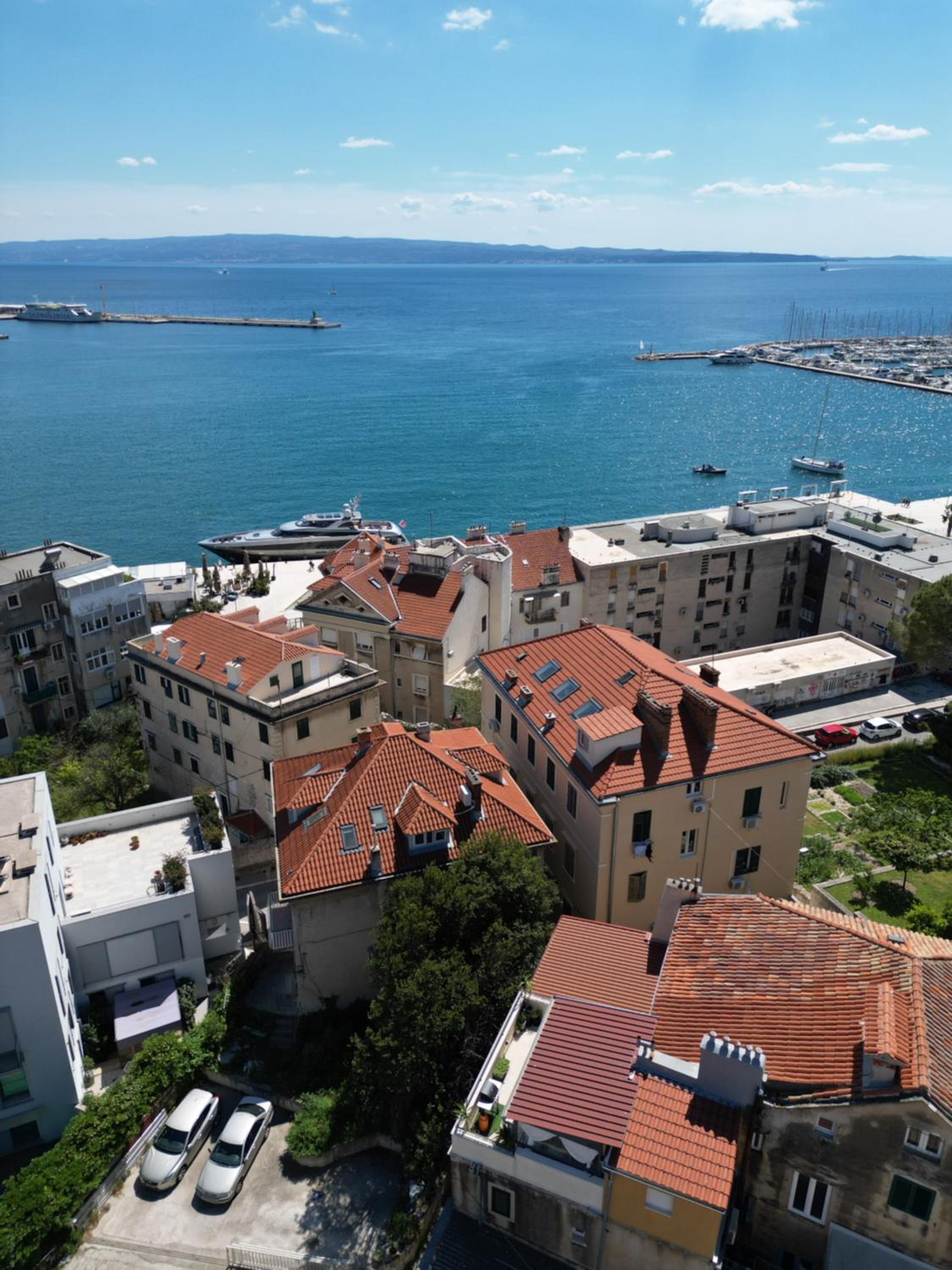 Prime Location Penthouse apt with a large terrace view 2