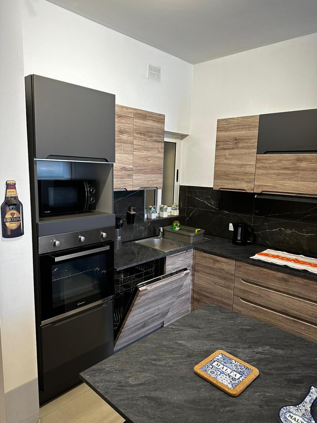 Spacious 2 BR Qawra, 2 min away from the beach. photo 2