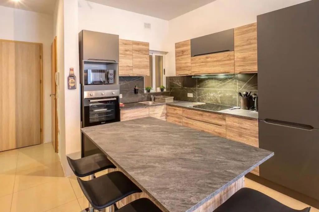 Spacious 2 BR Qawra, 2 min away from the beach. photo 3