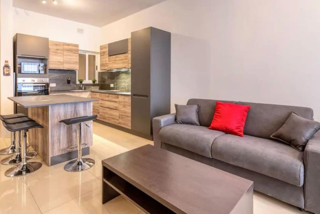 Spacious 2 BR Qawra, 2 min away from the beach. photo 5
