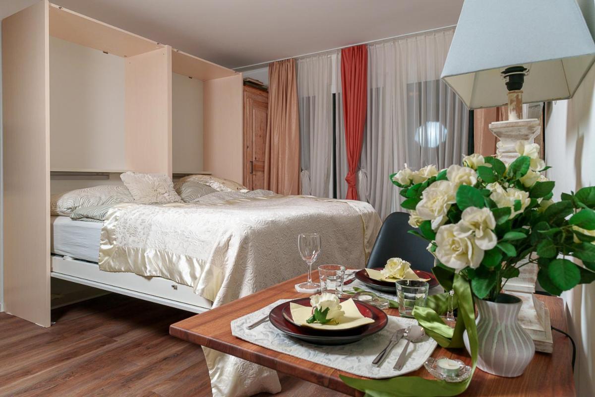 Ruhiges, elegantes Studio mit privatem Sitzplatz - ideal für Businessgäste