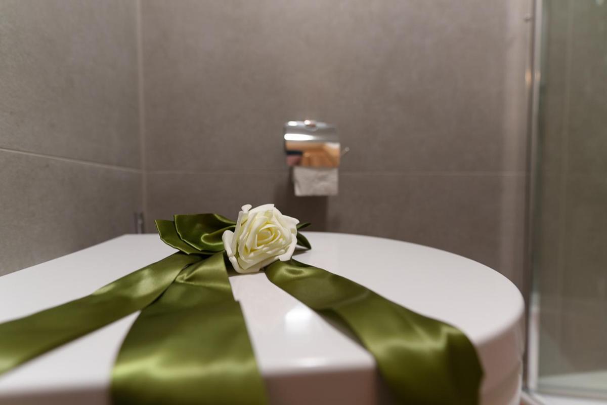 Ruhiges, elegantes Studio mit privatem Sitzplatz - ideal für Businessgäste