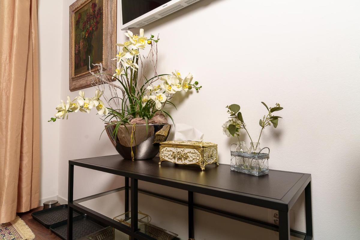 Ruhiges, elegantes Studio mit privatem Sitzplatz - ideal für Businessgäste