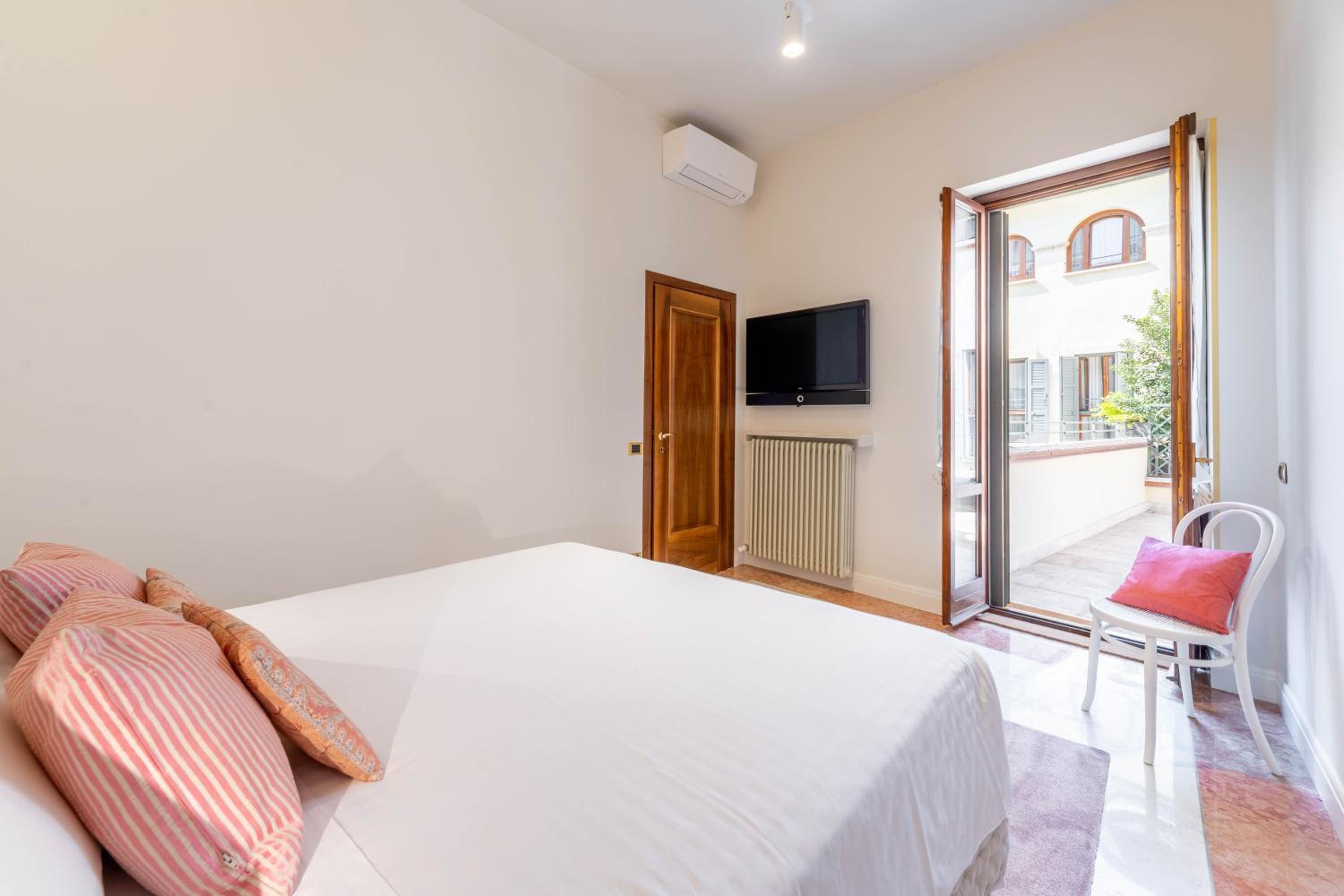 Palazzo Venier view 4