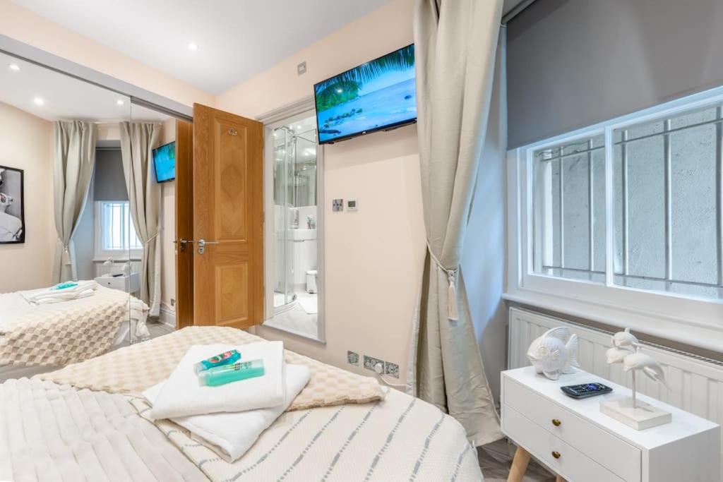 2 Bed / 2 Bath Versace Apartment in Knightsbridge