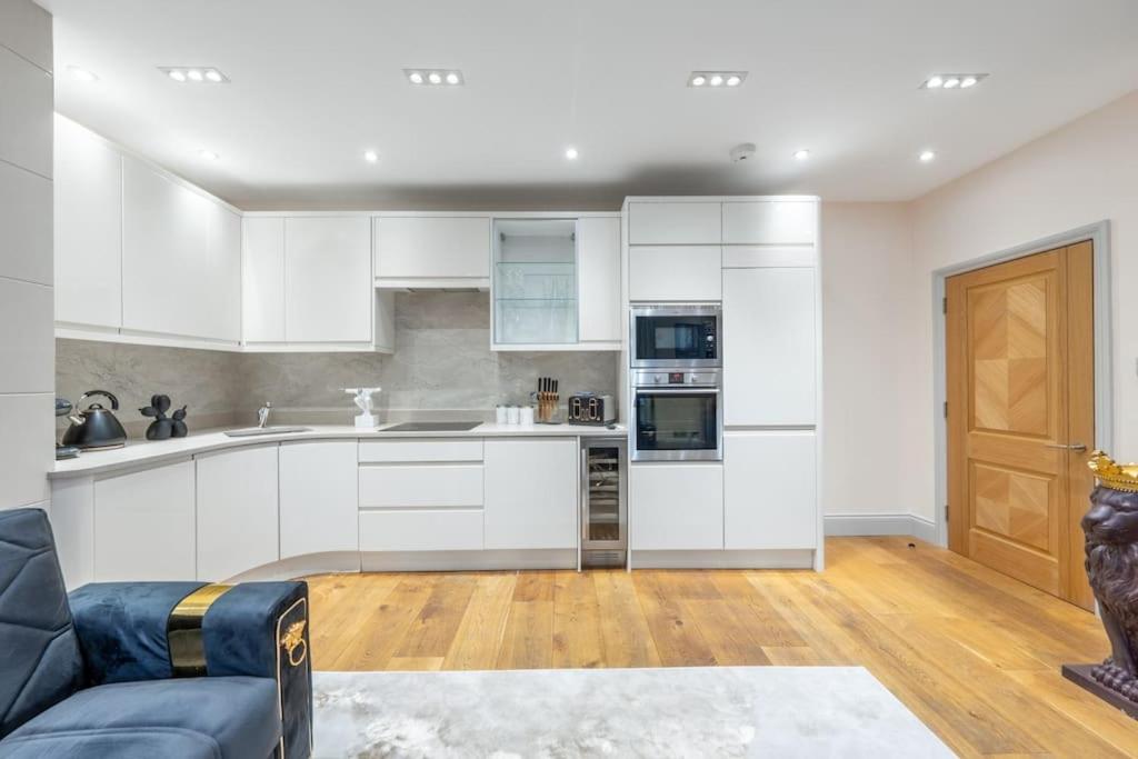 2 Bed / 2 Bath Versace Apartment in Knightsbridge