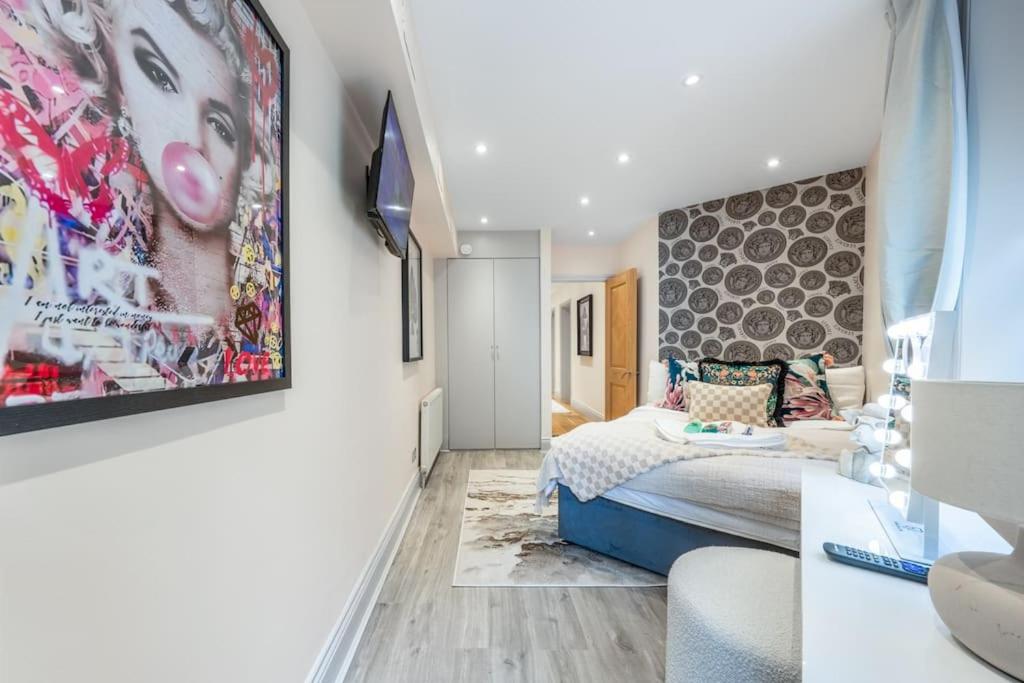 2 Bed / 2 Bath Versace Apartment in Knightsbridge