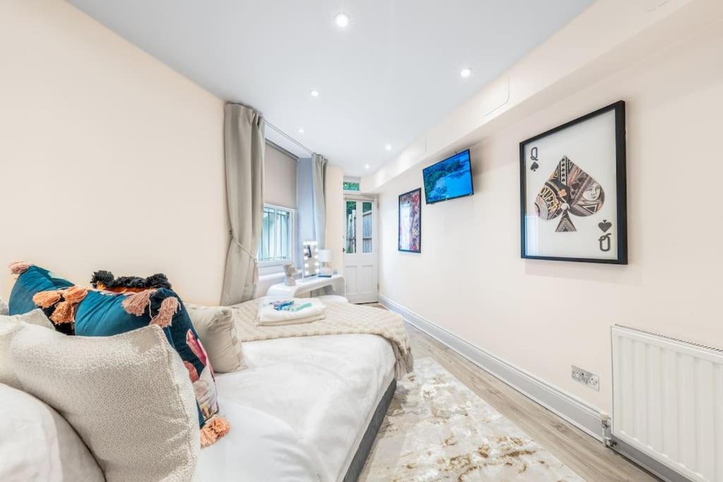 2 Bed / 2 Bath Versace Apartment in Knightsbridge