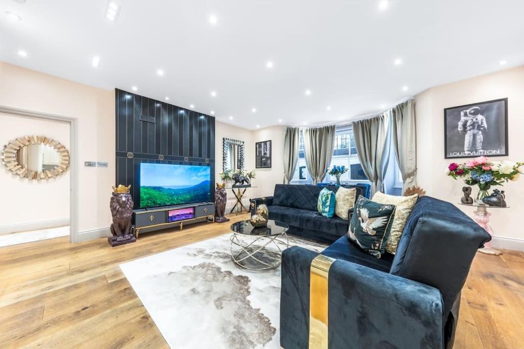 2 Bed / 2 Bath Versace Apartment in Knightsbridge