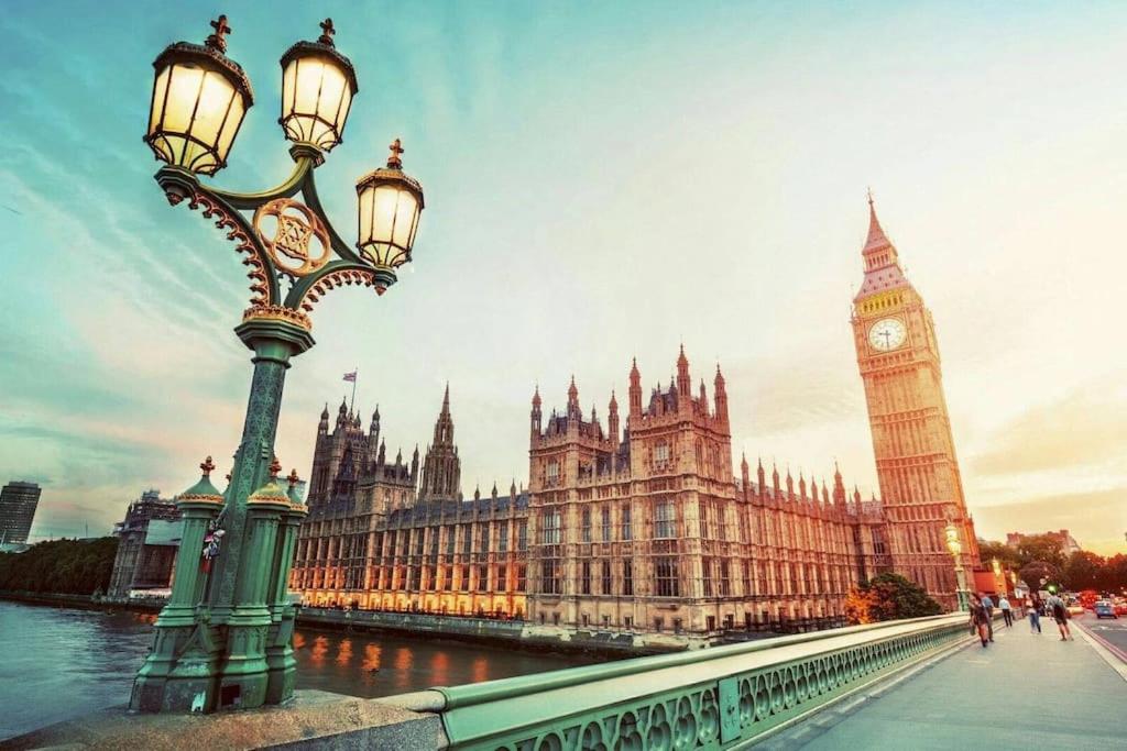 2 Bed / 2 Bath Versace Apartment in Knightsbridge