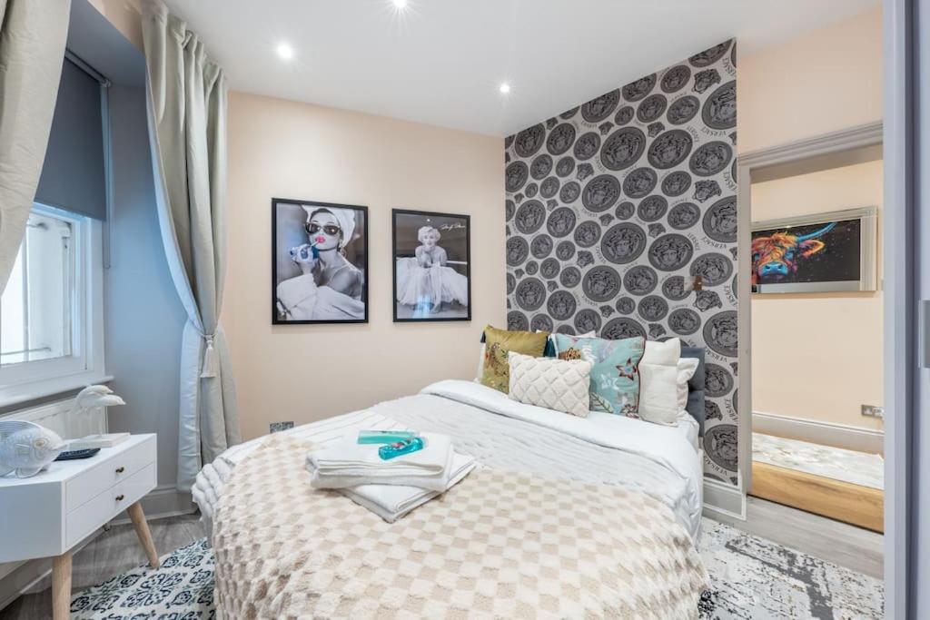 2 Bed / 2 Bath Versace Apartment in Knightsbridge
