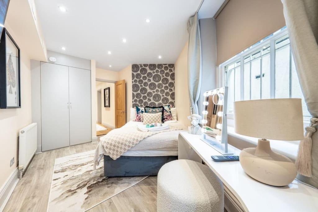 2 Bed / 2 Bath Versace Apartment in Knightsbridge