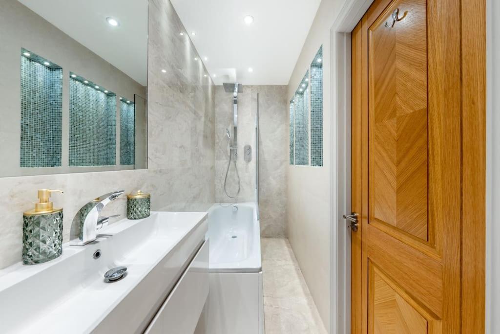 2 Bed / 2 Bath Versace Apartment in Knightsbridge