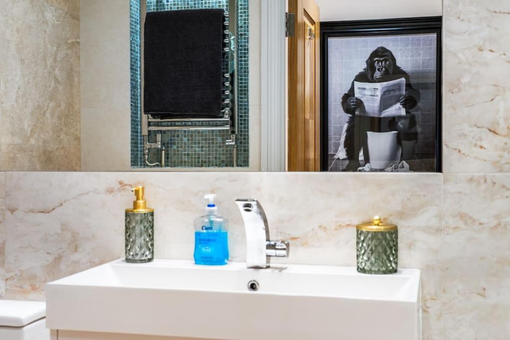 2 Bed / 2 Bath Versace Apartment in Knightsbridge