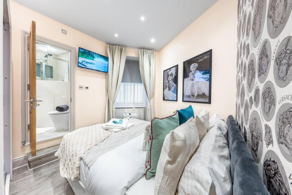 2 Bed / 2 Bath Versace Apartment in Knightsbridge