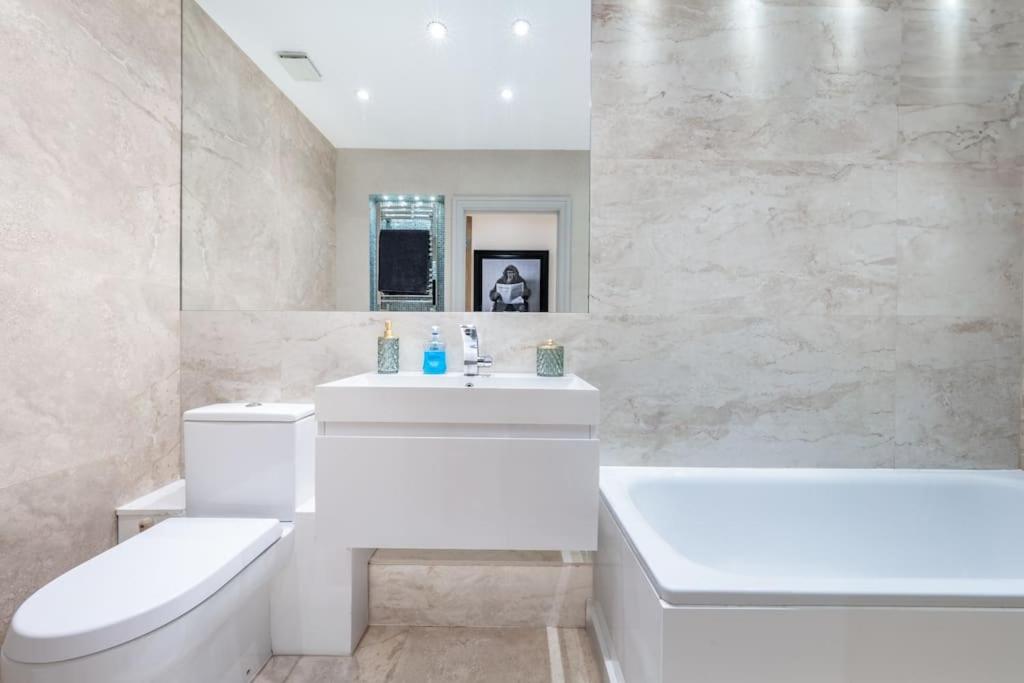 2 Bed / 2 Bath Versace Apartment in Knightsbridge