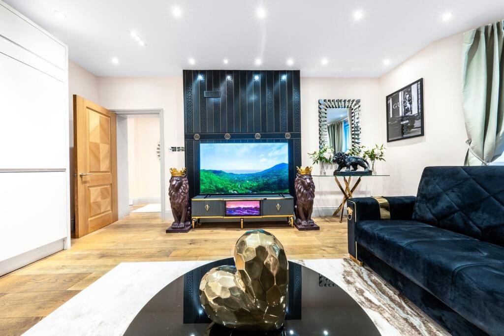 2 Bed / 2 Bath Versace Apartment in Knightsbridge