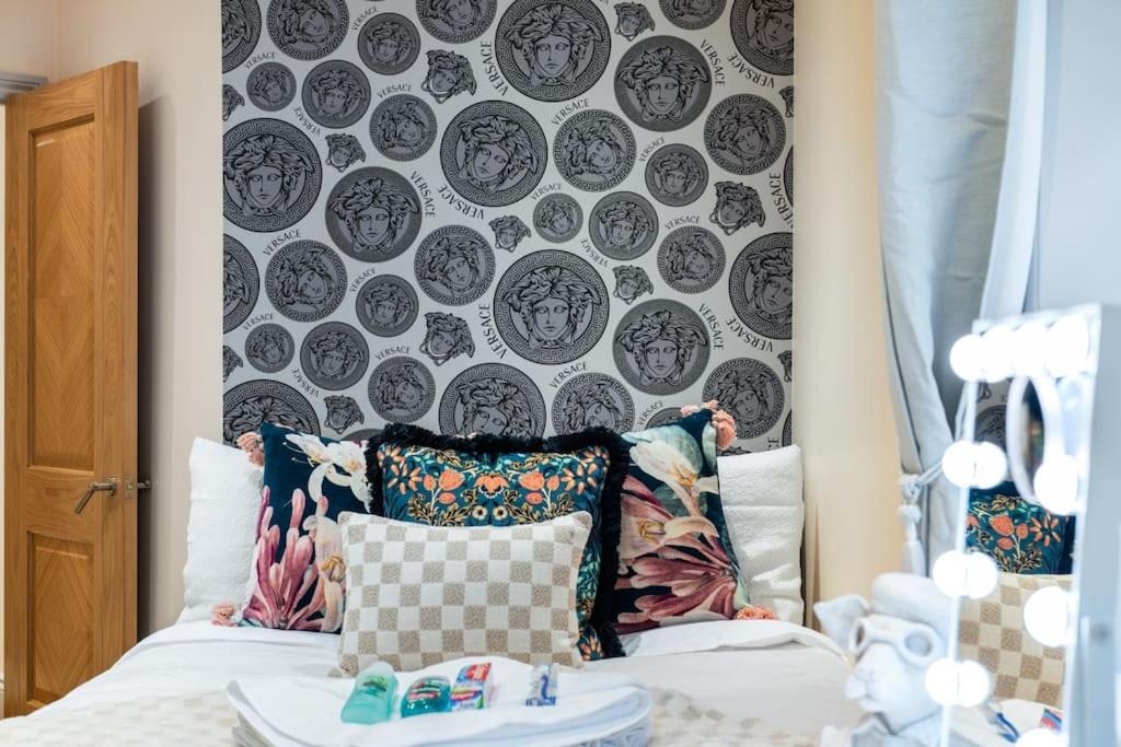2 Bed / 2 Bath Versace Apartment in Knightsbridge