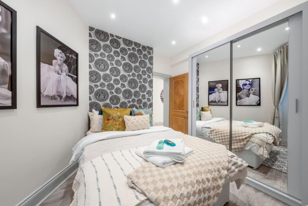 2 Bed / 2 Bath Versace Apartment in Knightsbridge
