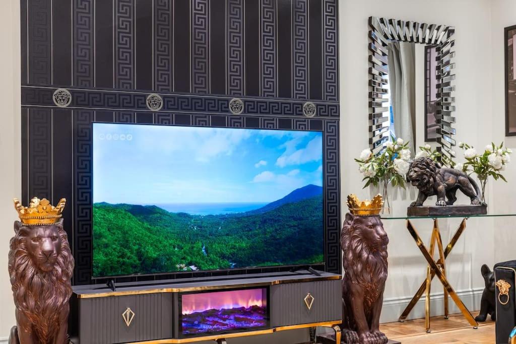 2 Bed / 2 Bath Versace Apartment in Knightsbridge