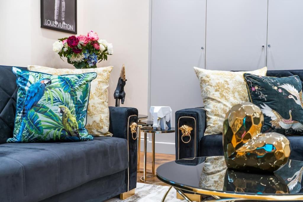 2 Bed / 2 Bath Versace Apartment in Knightsbridge