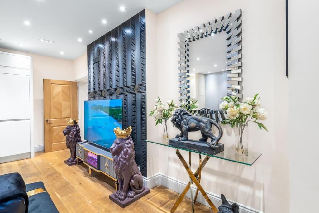 2 Bed / 2 Bath Versace Apartment in Knightsbridge