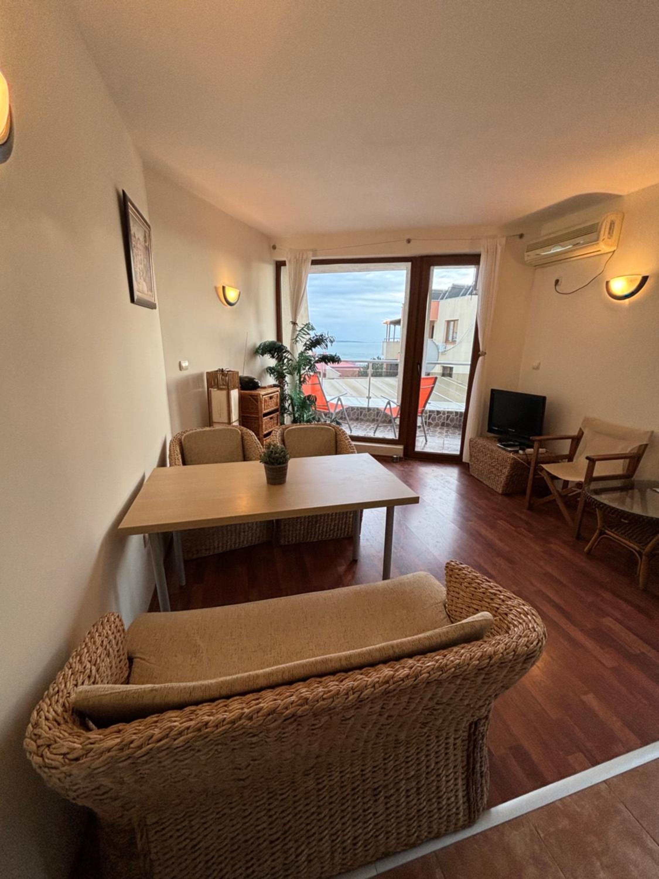 Cozy apartment with 2 bedrooms and sea view