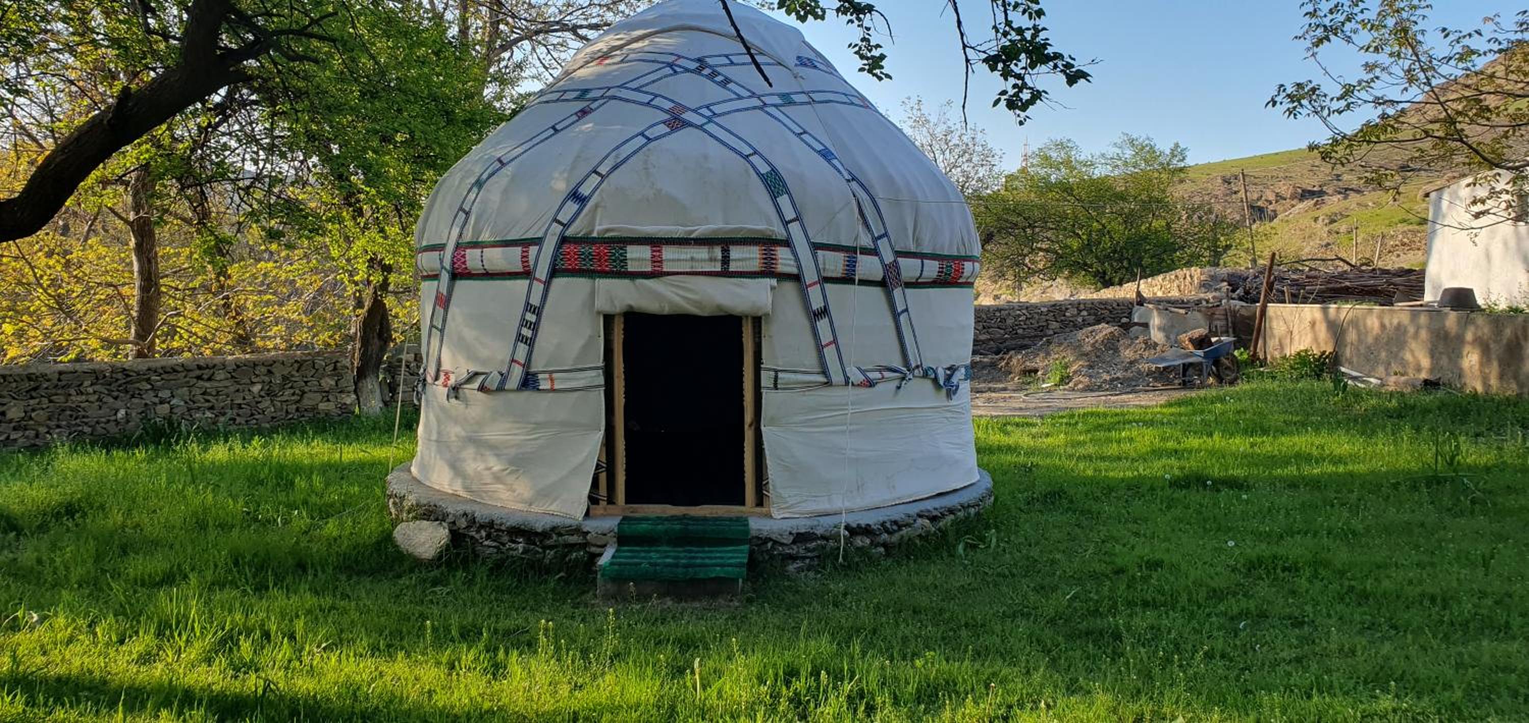 Kakhar Yurt stay & Mountain village view 4