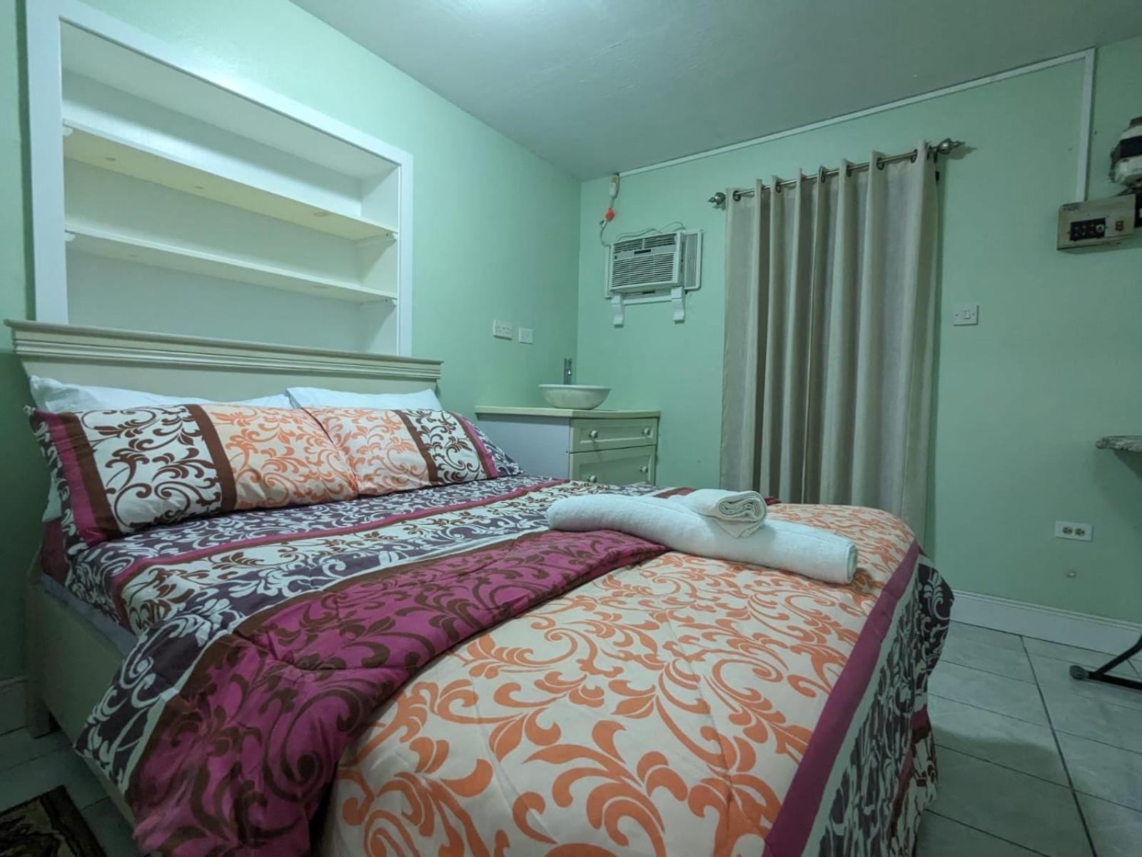 Modern North Side Hideaway with Aircon - Photo 2