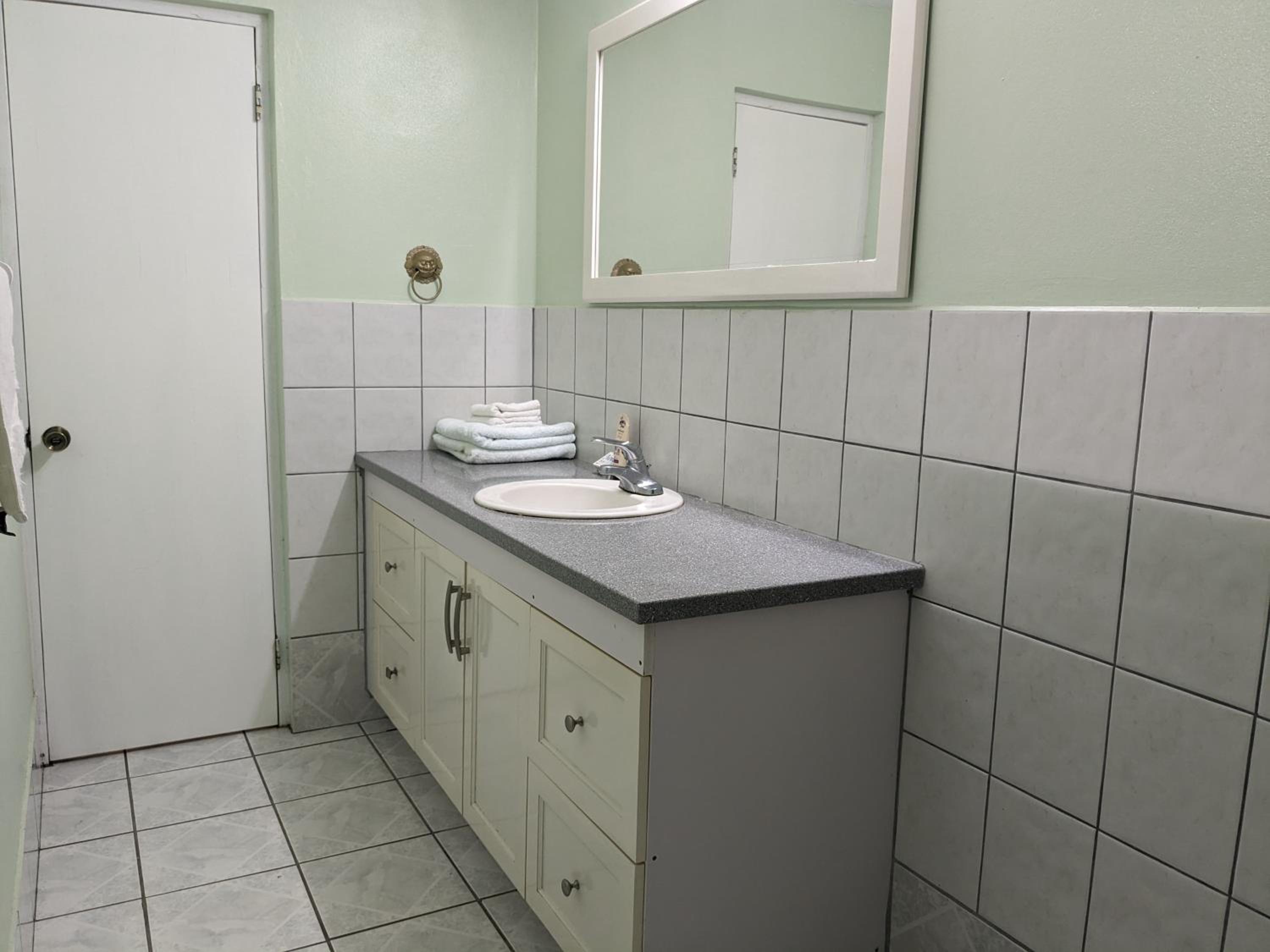 Modern North Side Hideaway with Aircon - Photo 7