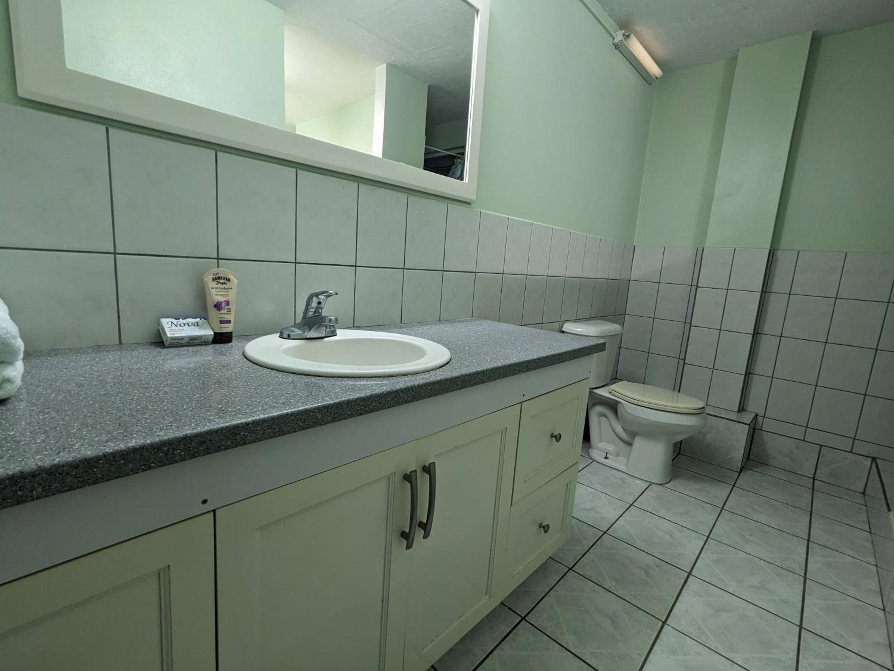Modern North Side Hideaway with Aircon - Photo 3