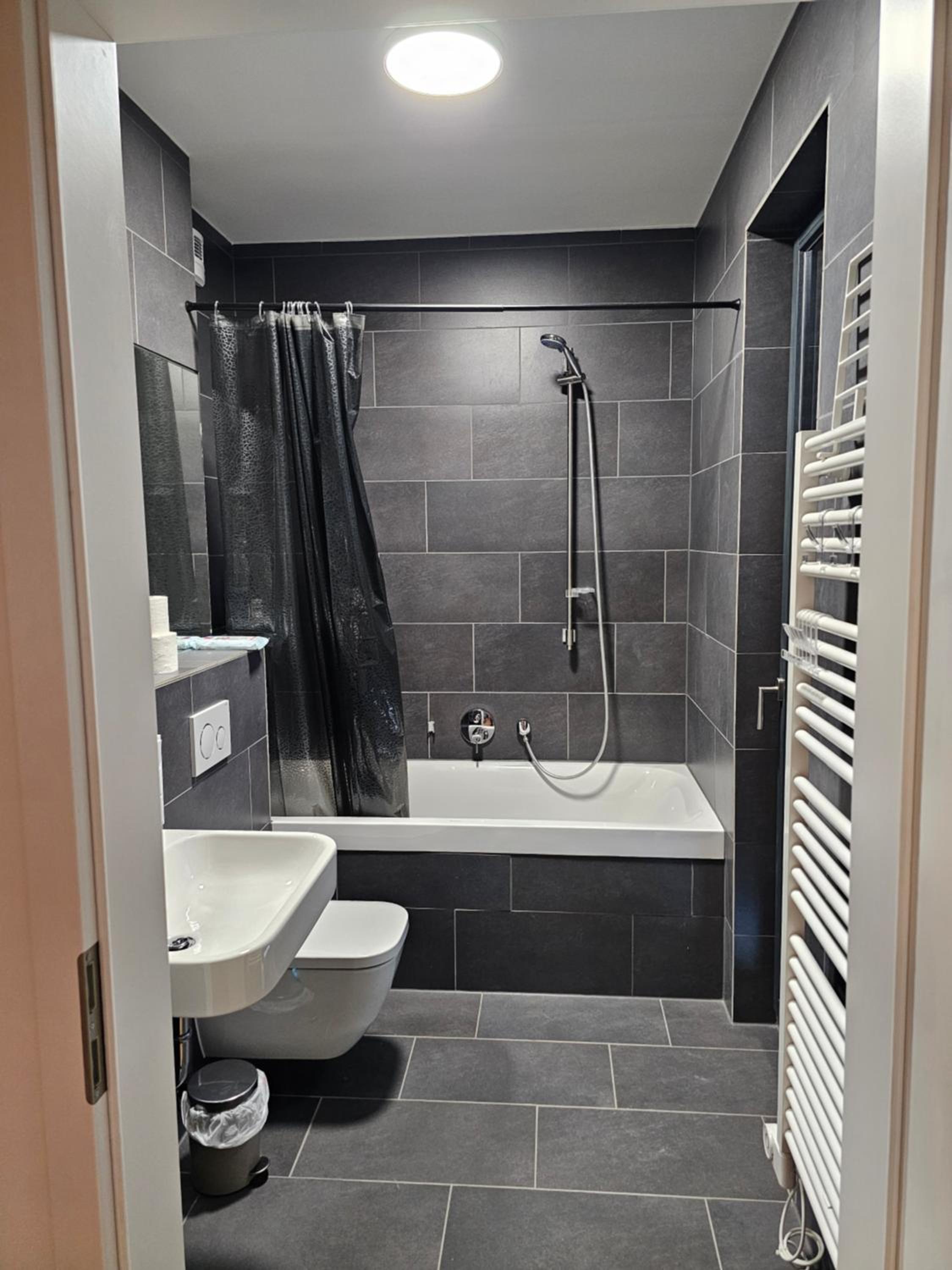 3 rooms 2 bathrooms 2 toilets new apartment center of Düsseldorf underground parking space contactless self check-in