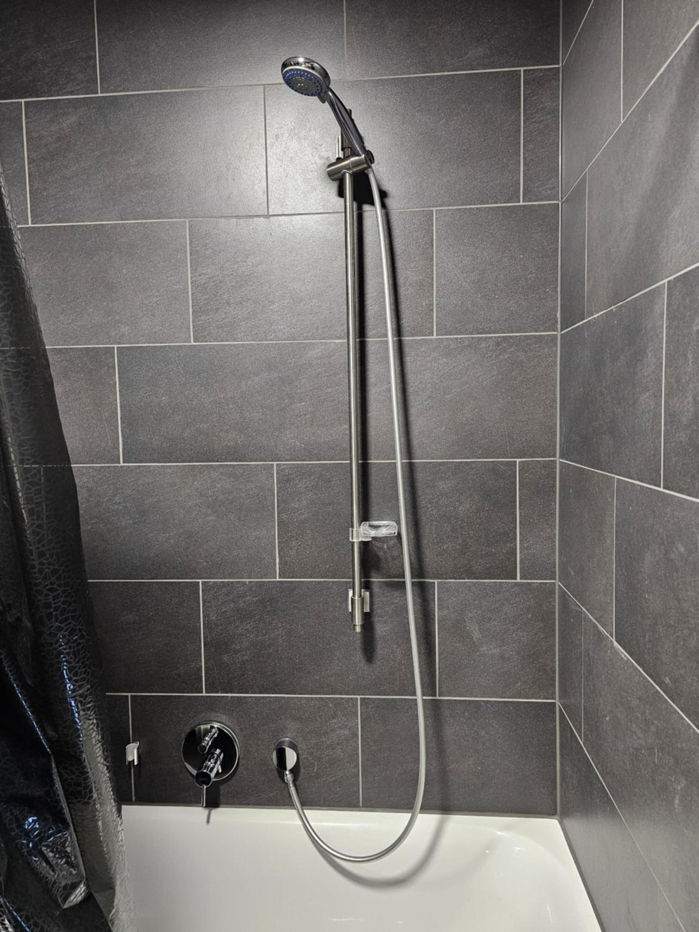 3 rooms 2 bathrooms 2 toilets new apartment center of Düsseldorf underground parking space contactless self check-in