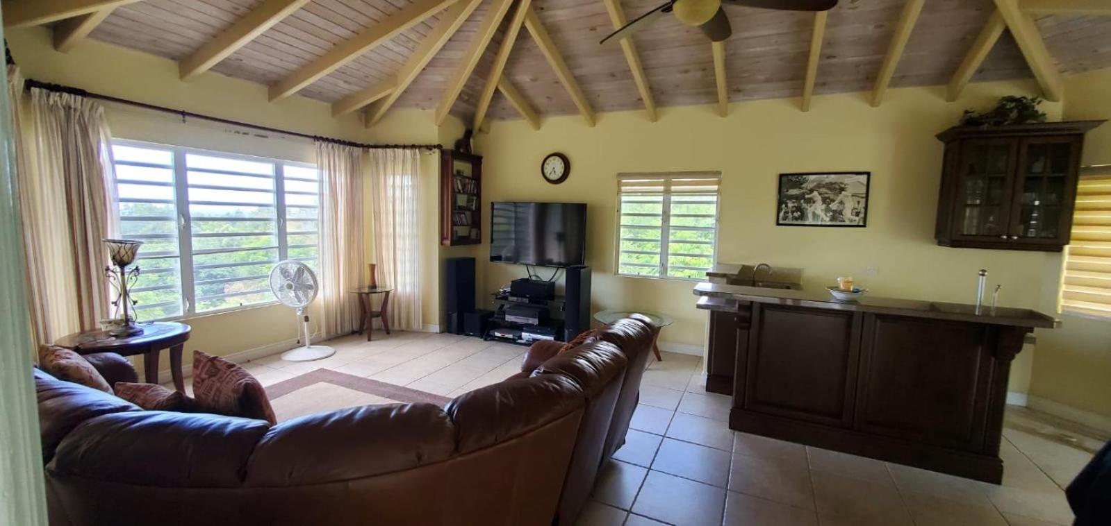 Luxury Spacious Villa with Aircon and Pool Table - Photo 11