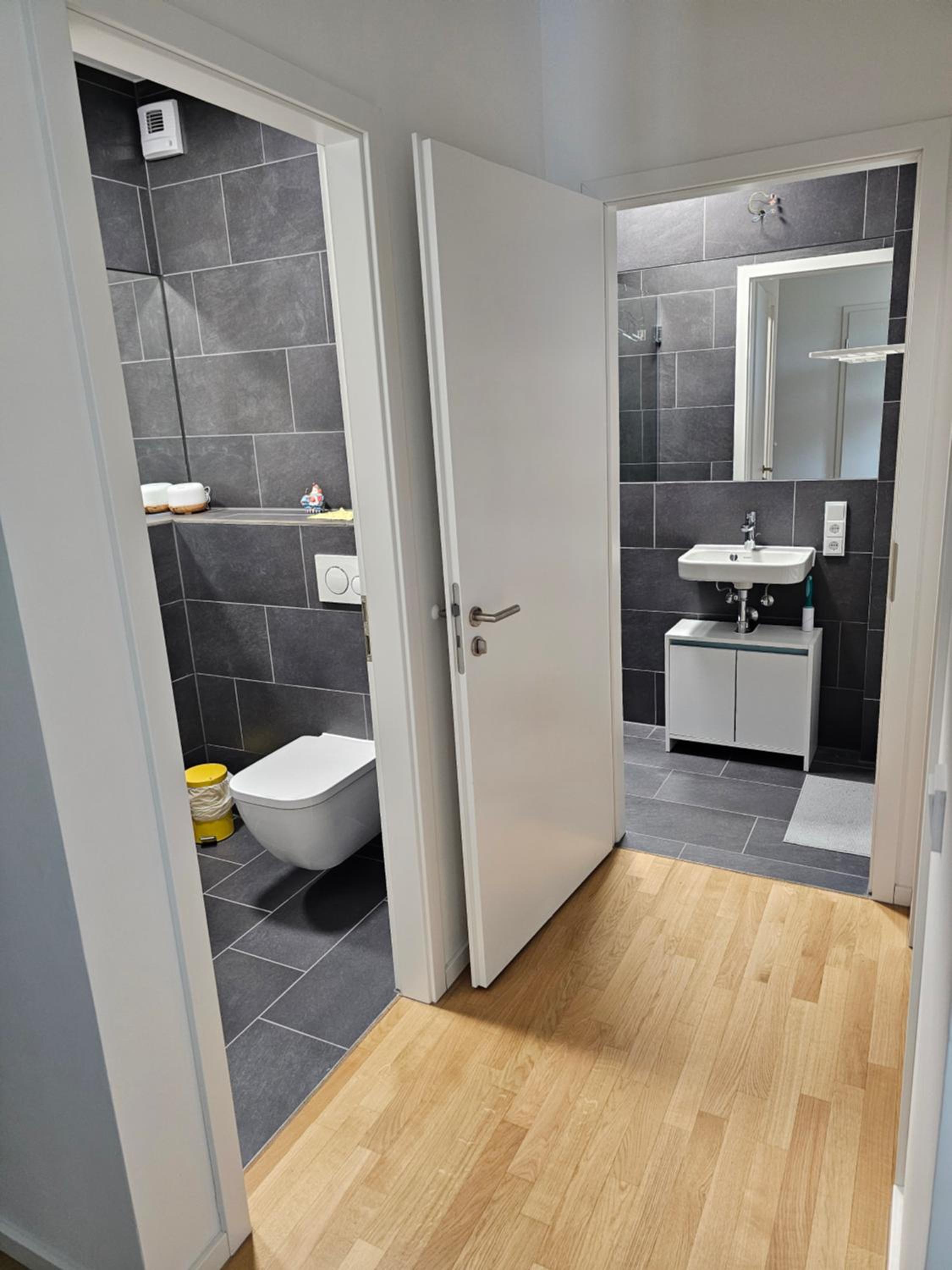 3 rooms 2 bathrooms 2 toilets new apartment center of Düsseldorf underground parking space contactless self check-in