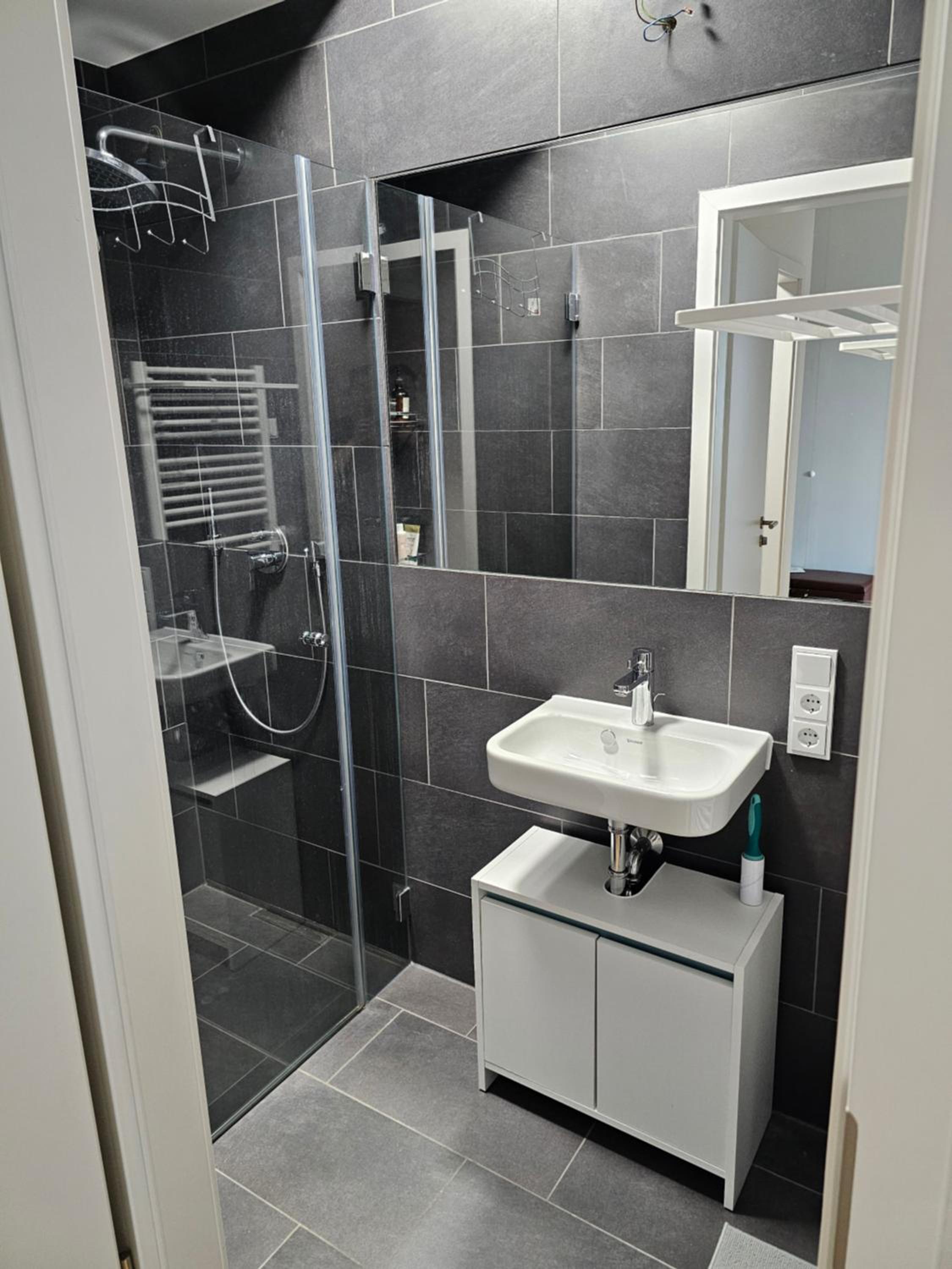 3 rooms 2 bathrooms 2 toilets new apartment center of Düsseldorf underground parking space contactless self check-in