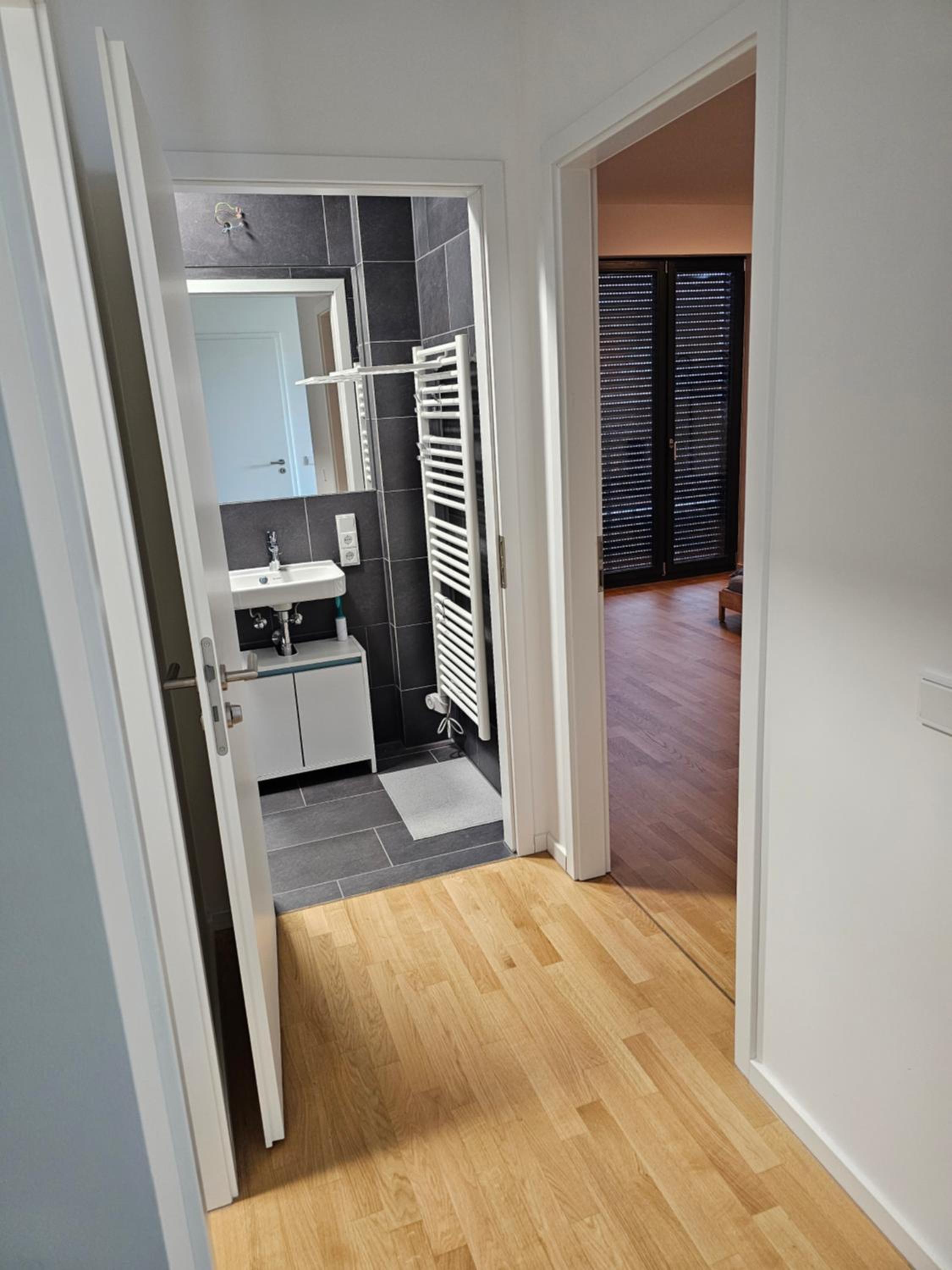 3 rooms 2 bathrooms 2 toilets new apartment center of Düsseldorf underground parking space contactless self check-in