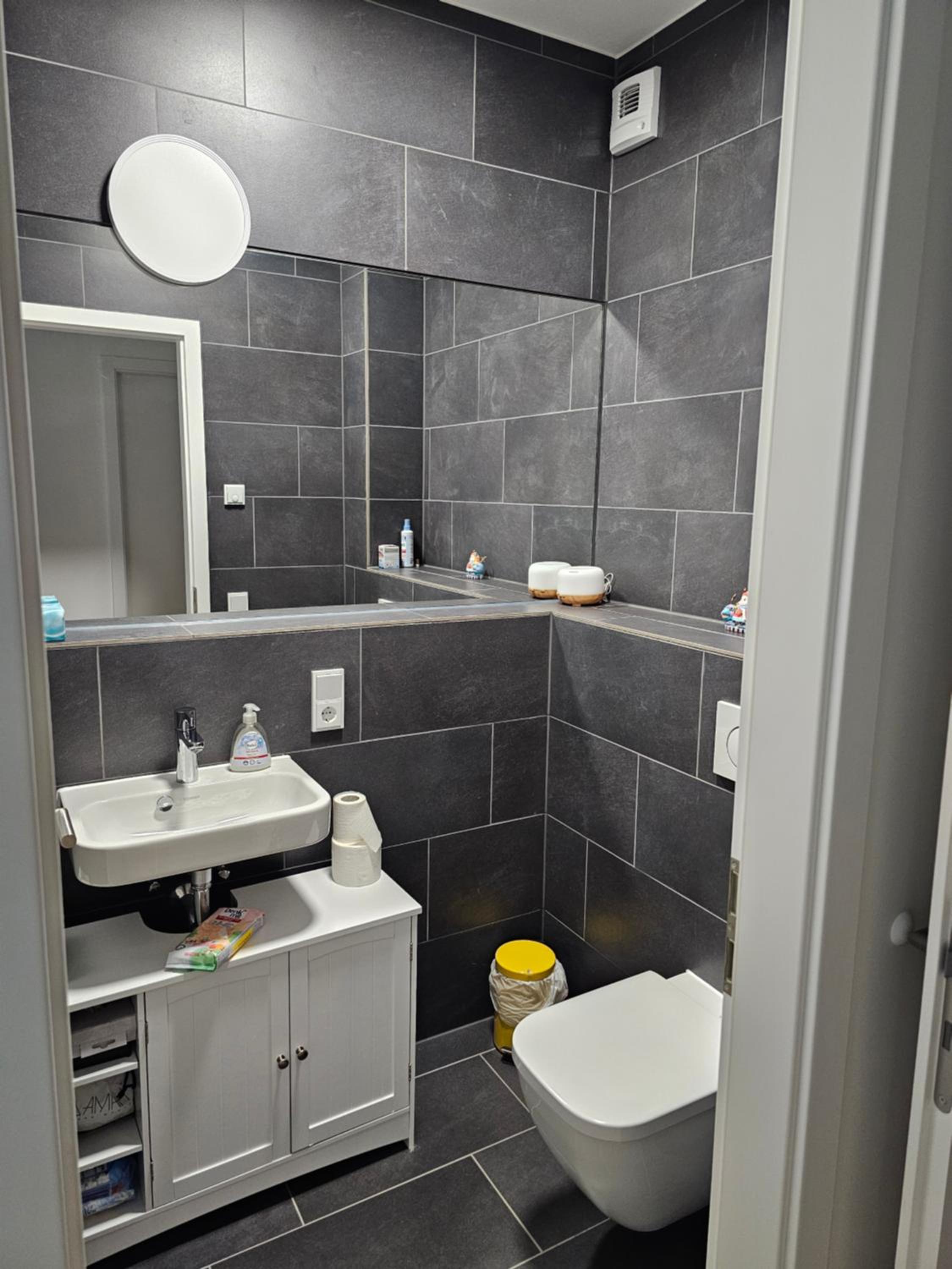 3 rooms 2 bathrooms 2 toilets new apartment center of Düsseldorf underground parking space contactless self check-in