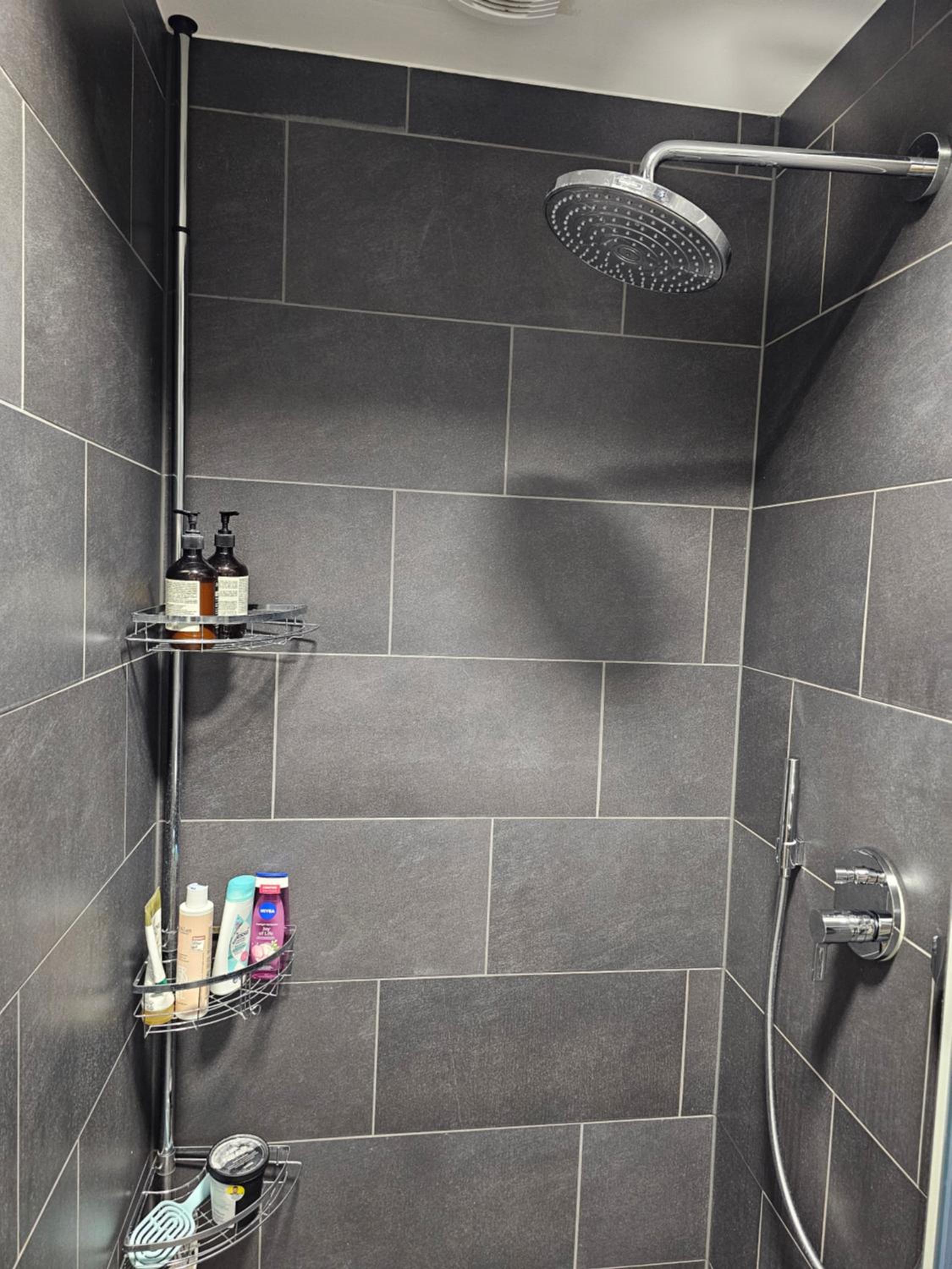 3 rooms 2 bathrooms 2 toilets new apartment center of Düsseldorf underground parking space contactless self check-in