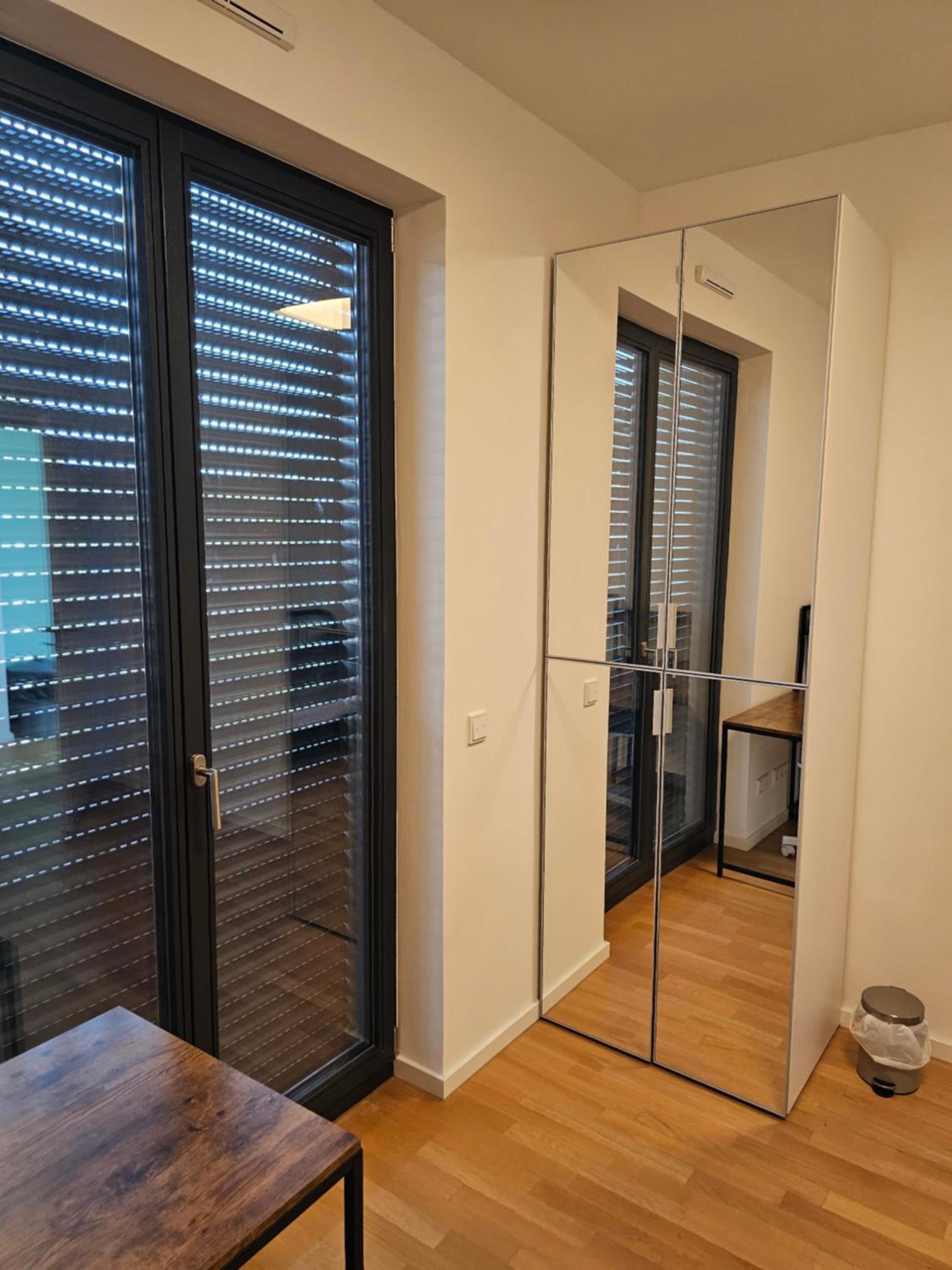 3 rooms 2 bathrooms 2 toilets new apartment center of Düsseldorf underground parking space contactless self check-in