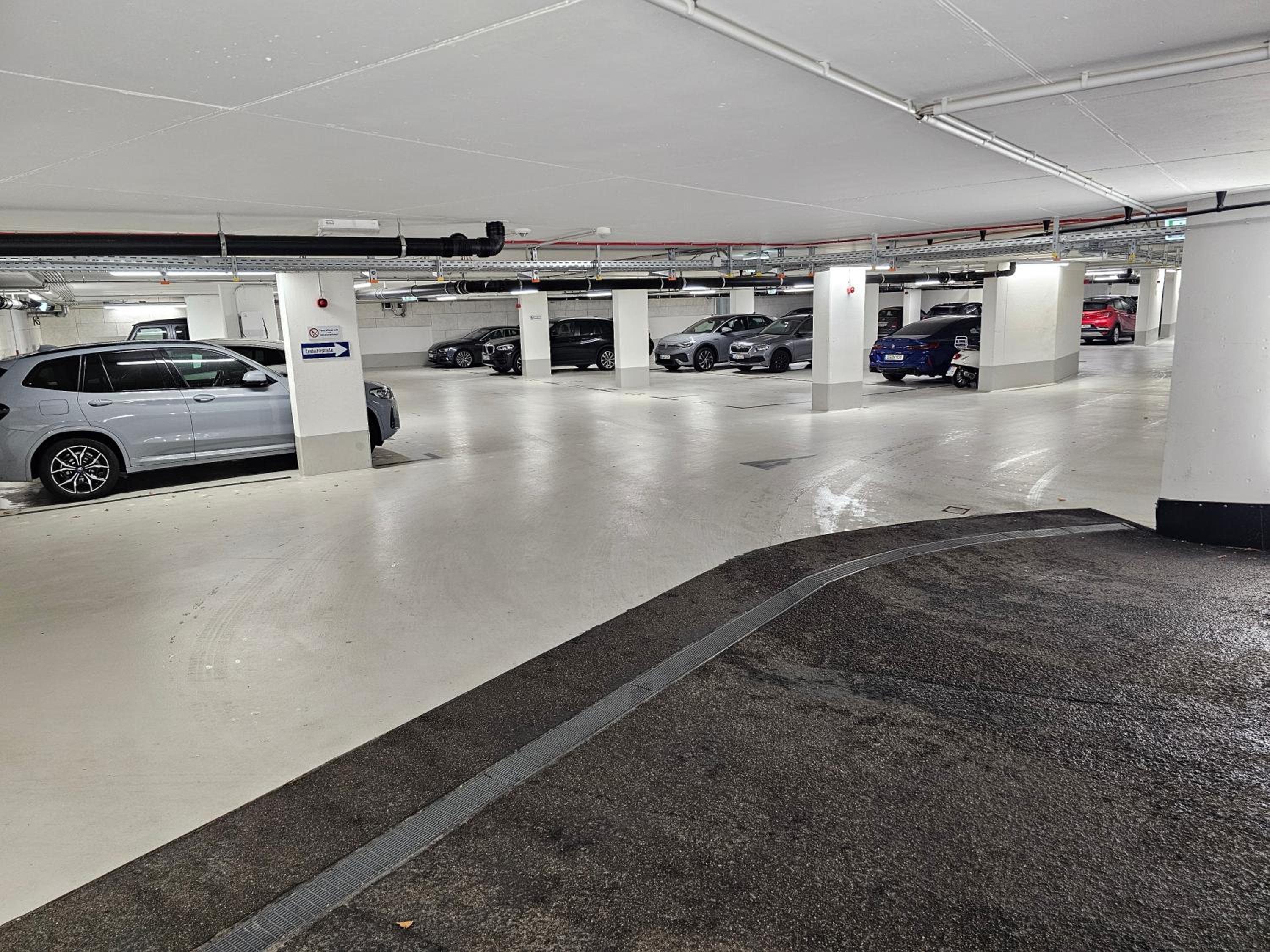 3 rooms 2 bathrooms 2 toilets new apartment center of Düsseldorf underground parking space contactless self check-in