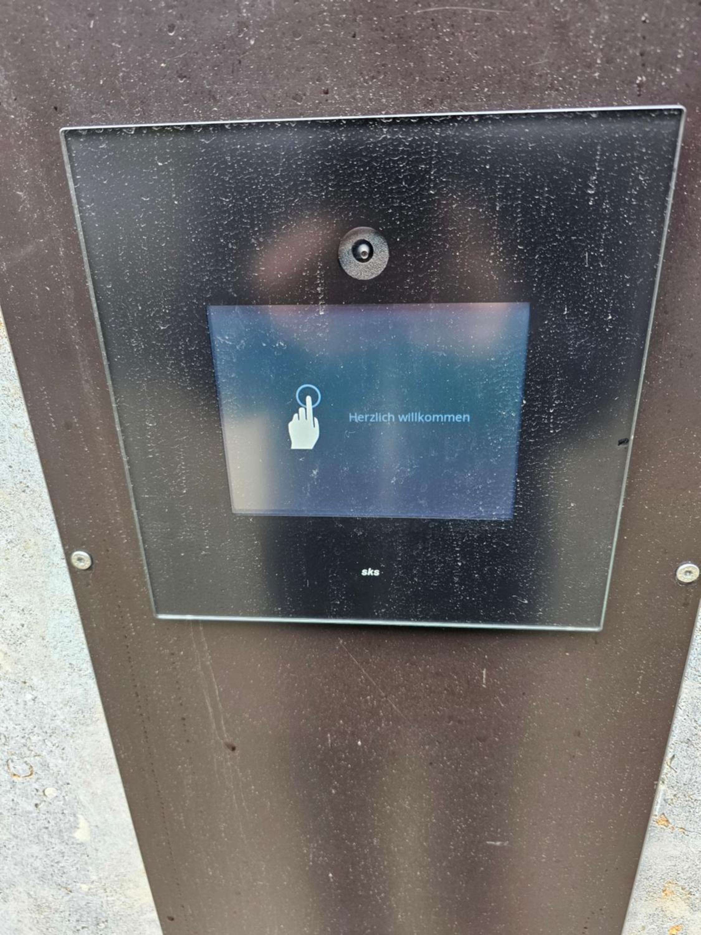 3 rooms 2 bathrooms 2 toilets new apartment center of Düsseldorf underground parking space contactless self check-in