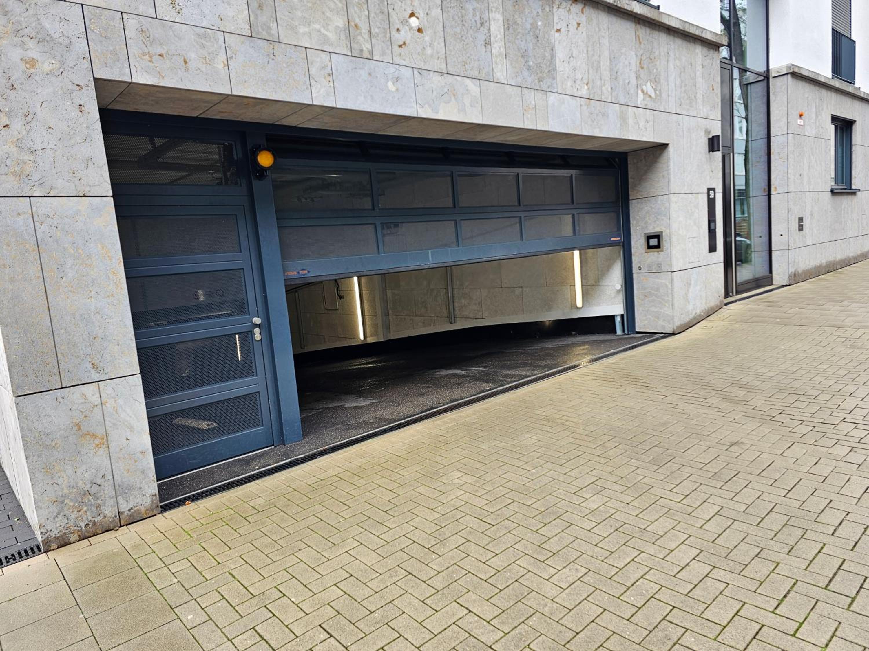 3 rooms 2 bathrooms 2 toilets new apartment center of Düsseldorf underground parking space contactless self check-in