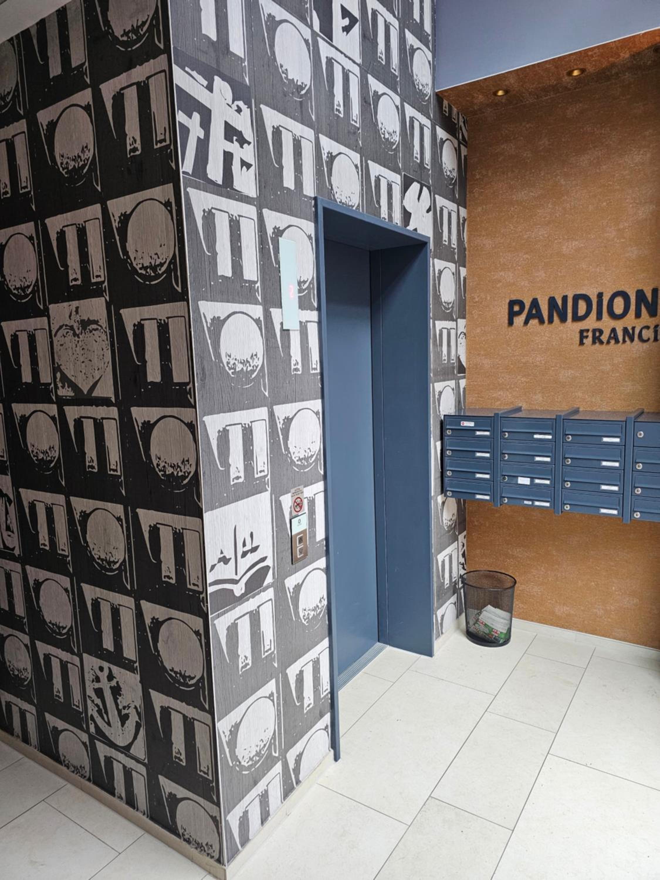 3 rooms 2 bathrooms 2 toilets new apartment center of Düsseldorf underground parking space contactless self check-in