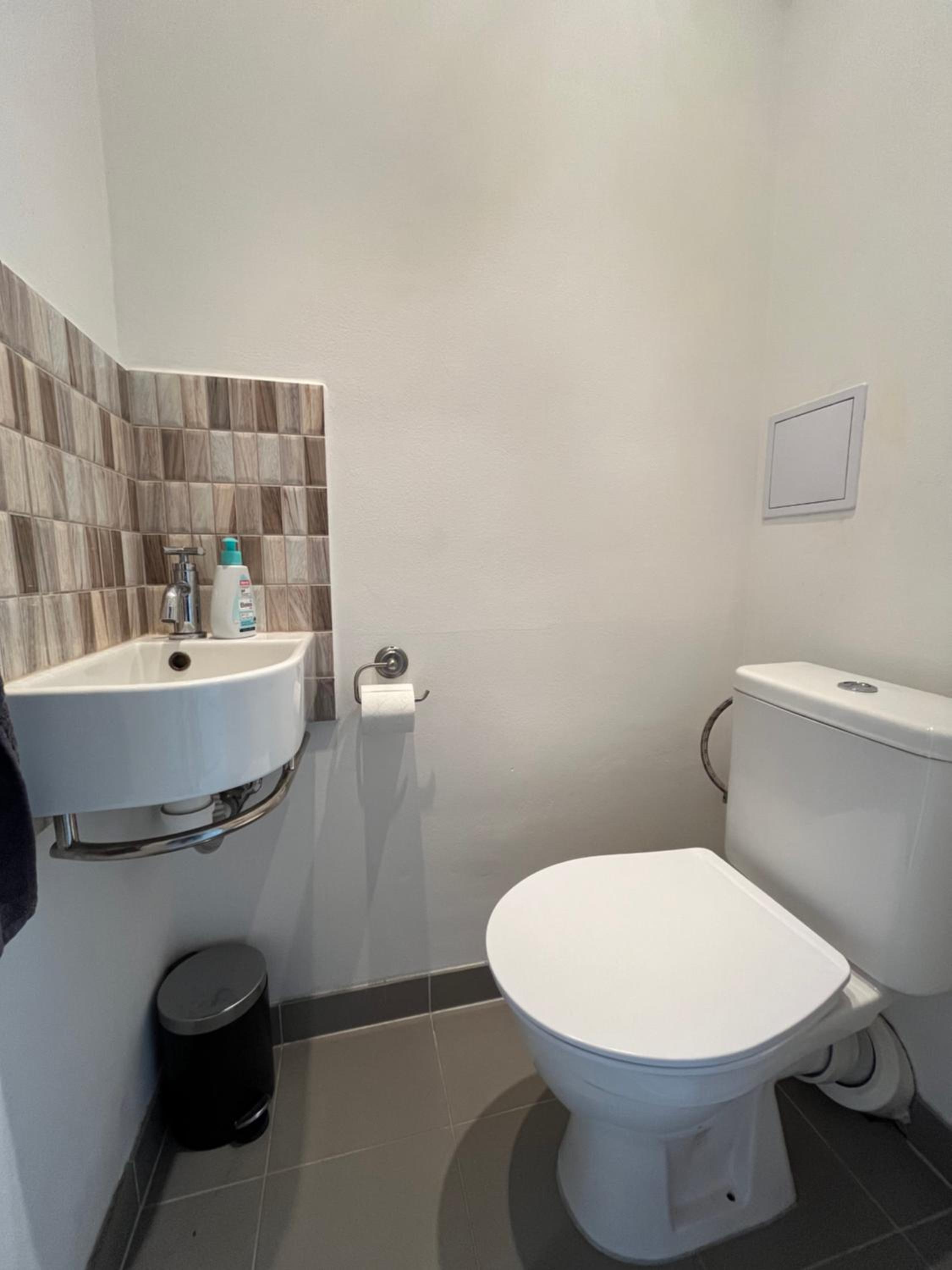 Private room in a shared park-side apartment with a great connection to the city center