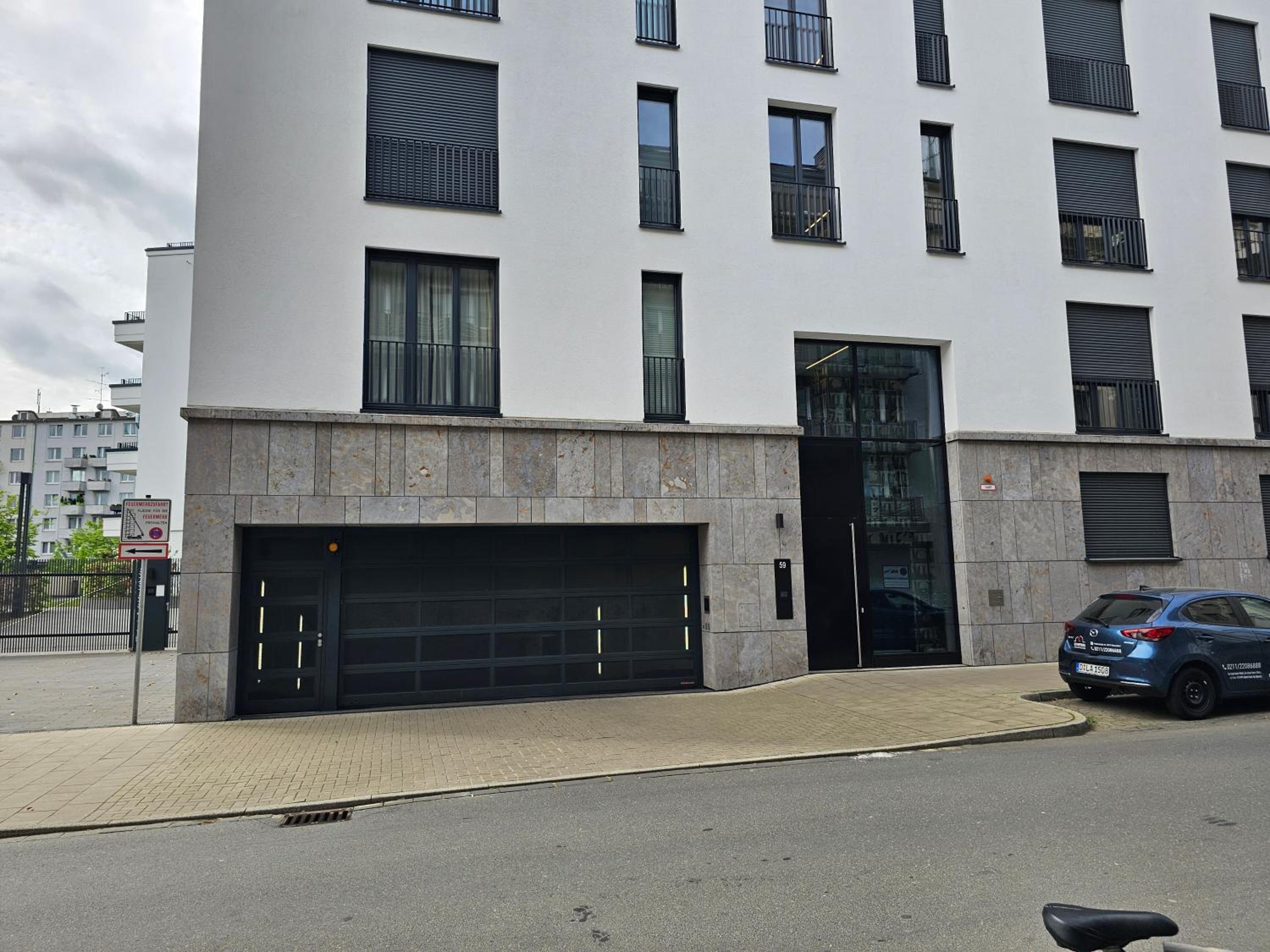 3 rooms 2 bathrooms 2 toilets new apartment center of Düsseldorf underground parking space contactless self check-in